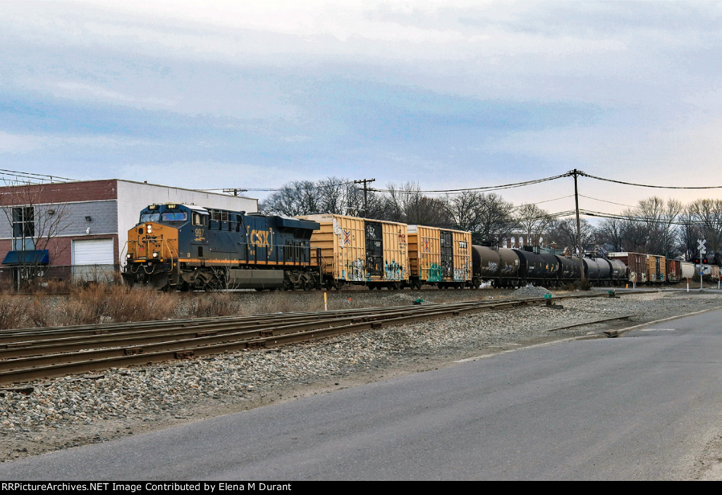 CSX 997 on M-422